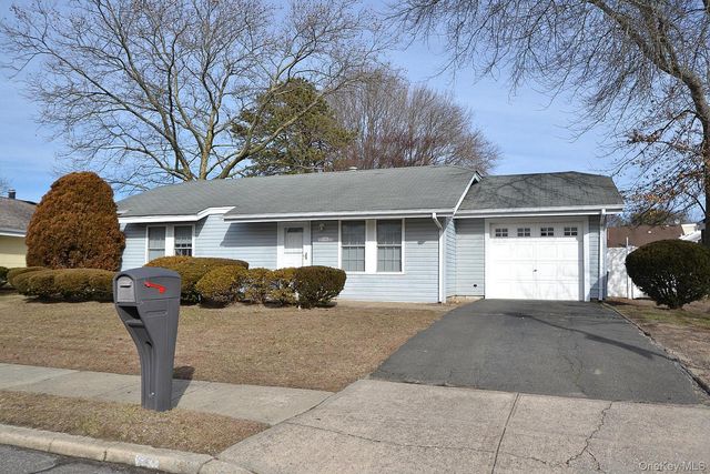 133 Inverness Road, Holbrook, NY 11741