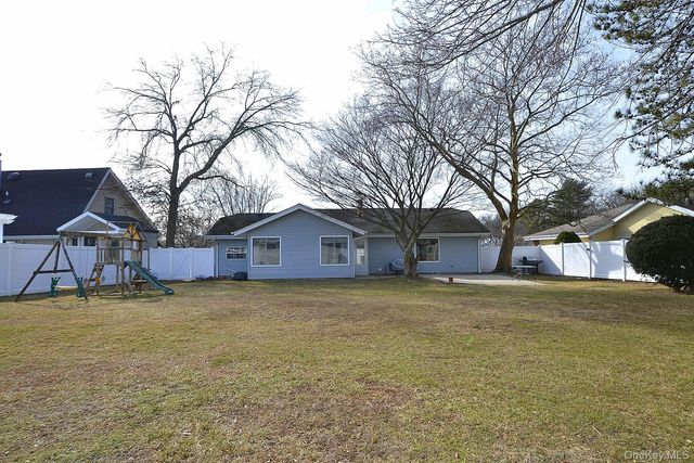 133 Inverness Road, Holbrook, NY 11741