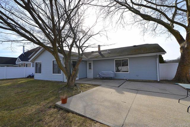 133 Inverness Road, Holbrook, NY 11741