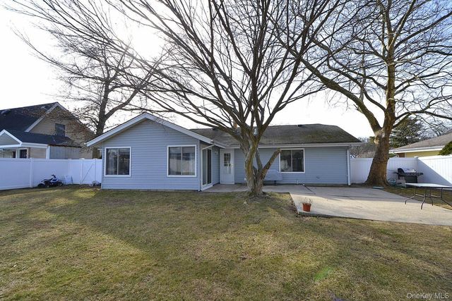 133 Inverness Road, Holbrook, NY 11741