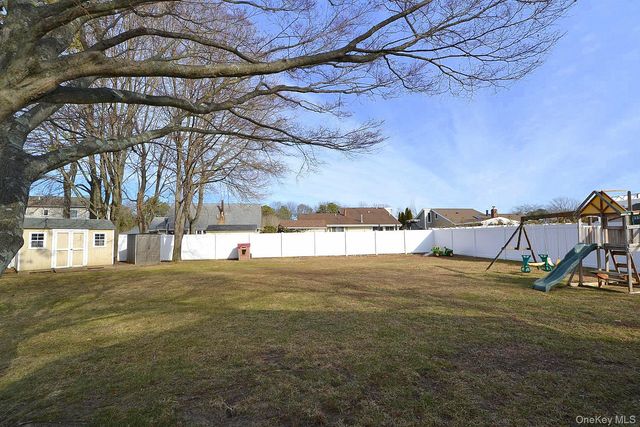 133 Inverness Road, Holbrook, NY 11741