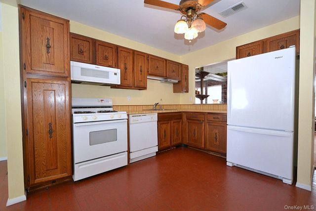 133 Inverness Road, Holbrook, NY 11741