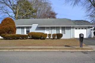 133 Inverness Road, Holbrook, NY 11741