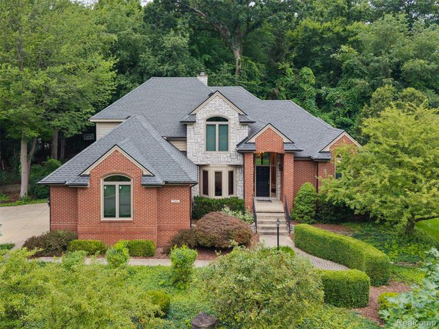 260 Forest Crest Drive, Commerce Charter Township, MI 48390