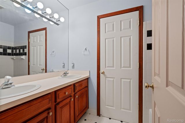 260 Forest Crest Drive, Commerce Charter Township, MI 48390