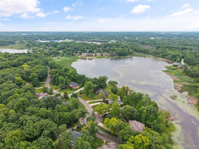 260 Forest Crest Drive, Commerce Charter Township, MI 48390