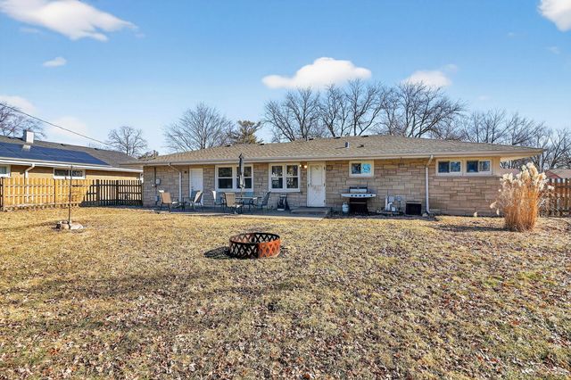 212 Hill Avenue, North Aurora, IL 60542