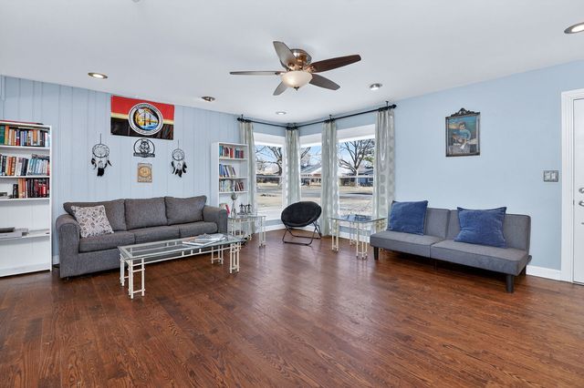 212 Hill Avenue, North Aurora, IL 60542