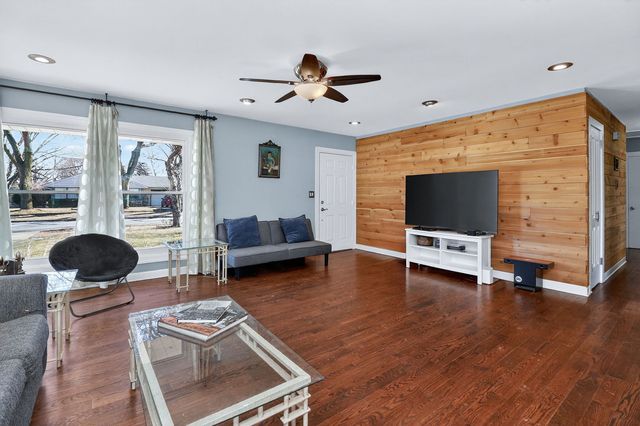 212 Hill Avenue, North Aurora, IL 60542