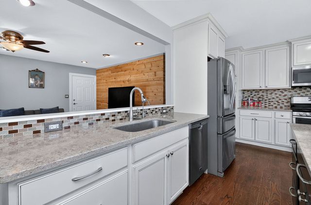 212 Hill Avenue, North Aurora, IL 60542