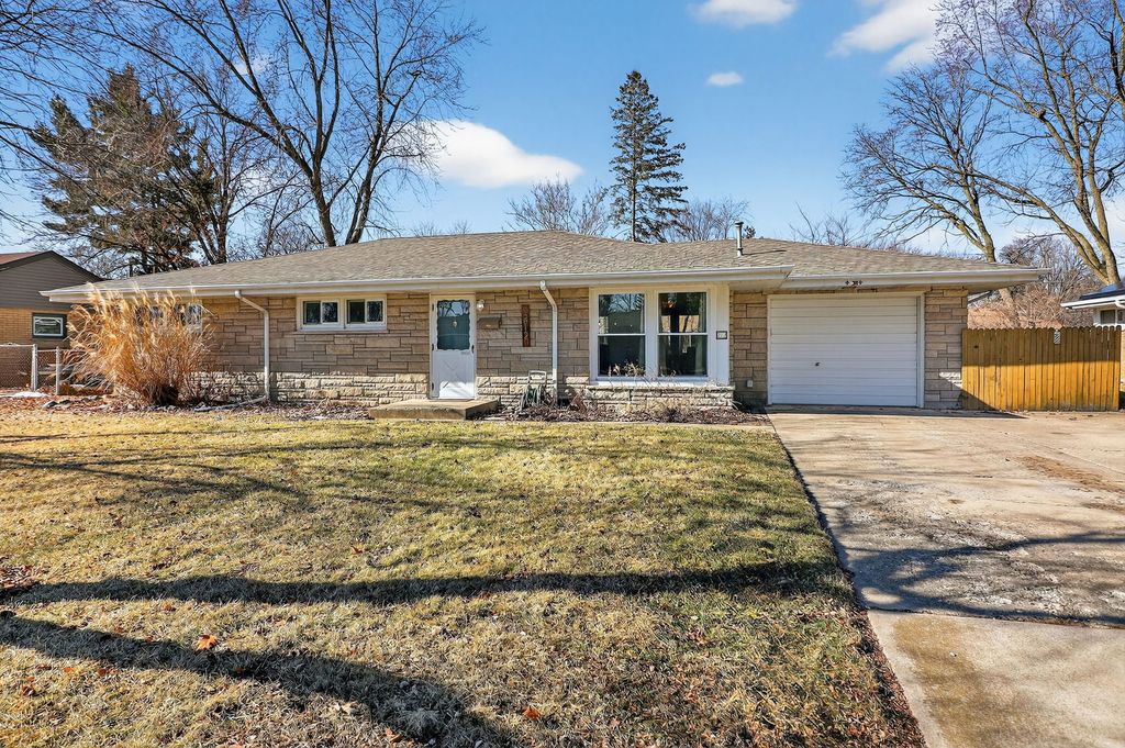 212 Hill Avenue, North Aurora, IL 60542