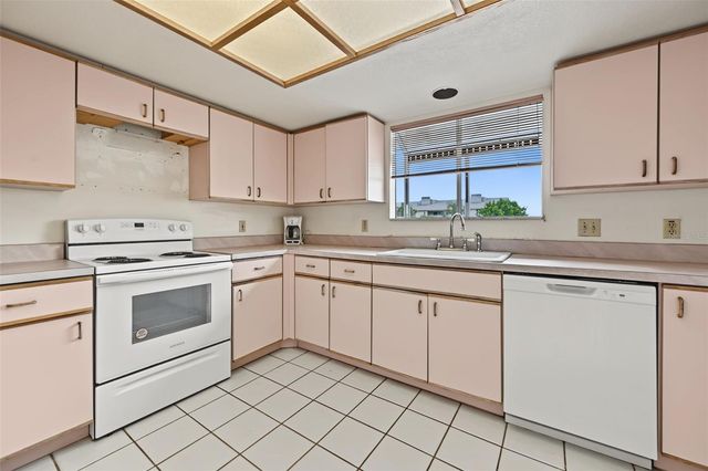 230 125TH AVENUE, Treasure Island, FL 33706
