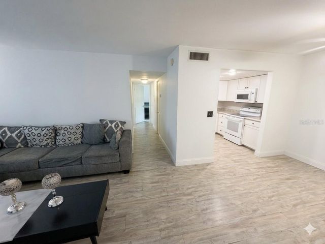 924 LAKE DESTINY ROAD E, Altamonte Springs, FL 32714