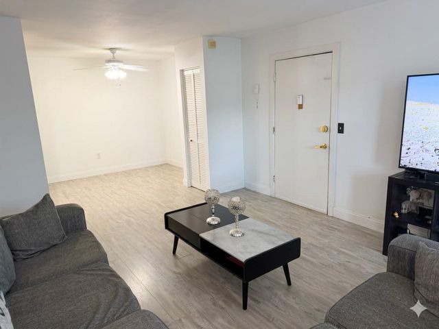 924 LAKE DESTINY ROAD E, Altamonte Springs, FL 32714