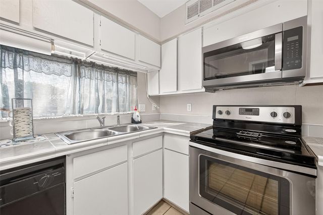 10855 Meadowglen Lane 722, Houston, TX 77042