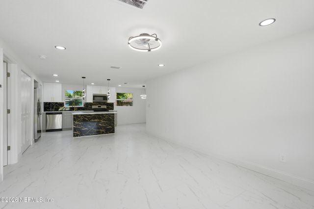 7589 JOHN F KENNEDY Drive W, Jacksonville, FL 32219