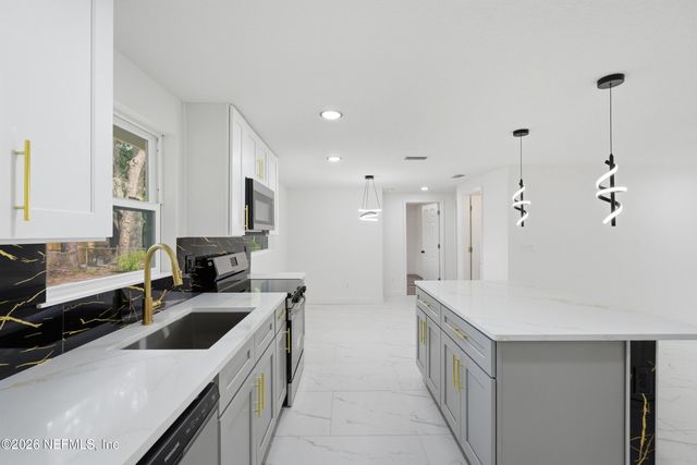 7589 JOHN F KENNEDY Drive W, Jacksonville, FL 32219