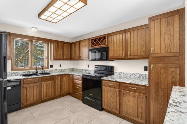 1182 Limestone Drive S, Shakopee, MN 55379