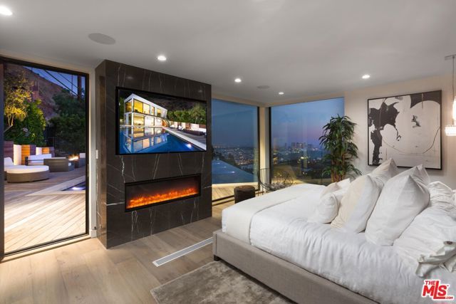 8780 Hollywood Boulevard, Los Angeles, CA 90069