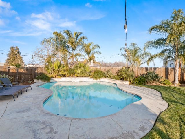 1719 N Whitmore Avenue, Clovis, CA 93619