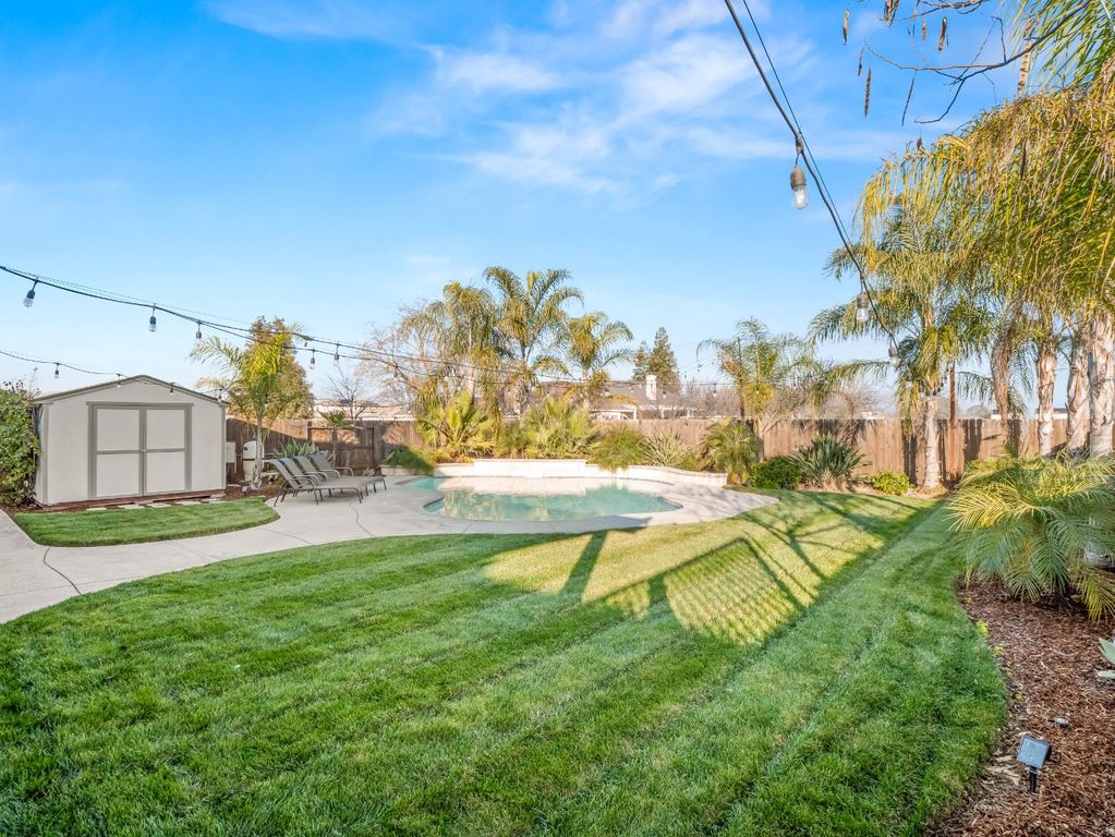 Image 38 of property listing at 1719 N Whitmore Avenue, Clovis, CA 93619