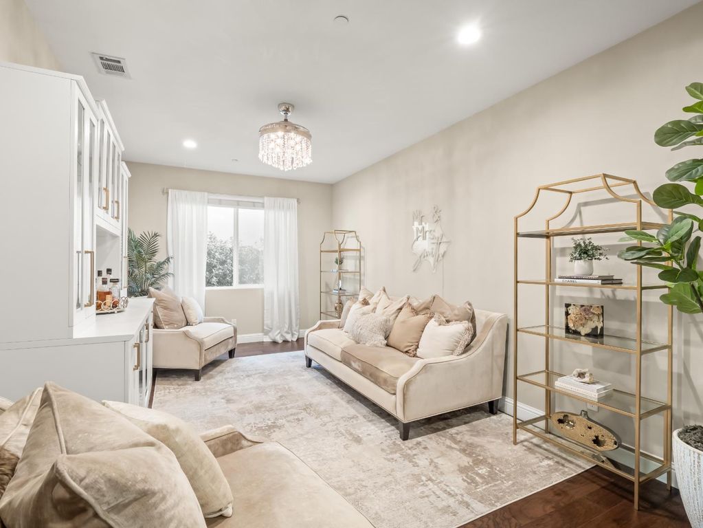 Image 6 of property listing at 1719 N Whitmore Avenue, Clovis, CA 93619