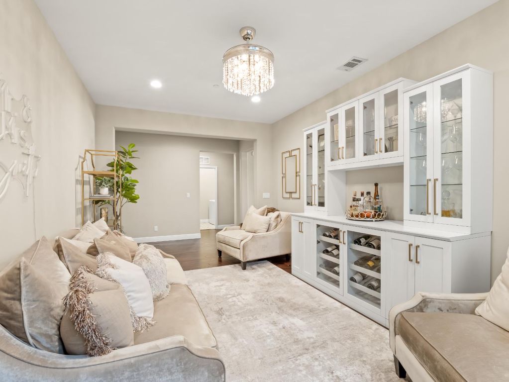 Image 7 of property listing at 1719 N Whitmore Avenue, Clovis, CA 93619