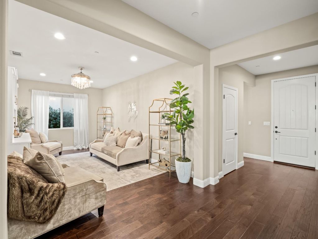 Image 8 of property listing at 1719 N Whitmore Avenue, Clovis, CA 93619