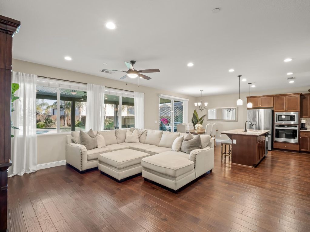 Image 9 of property listing at 1719 N Whitmore Avenue, Clovis, CA 93619