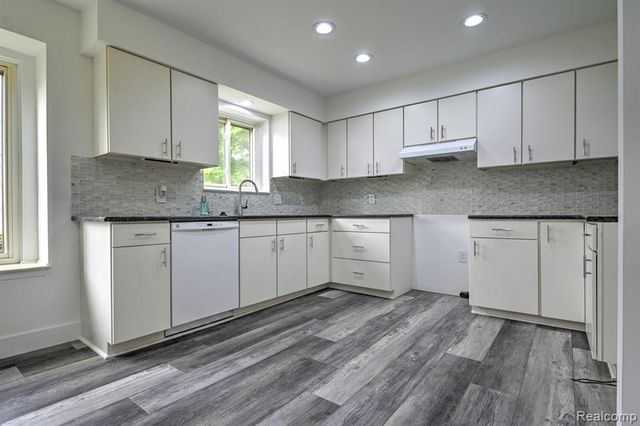 1569 Oak Grove Drive, Walled Lake, MI 48390