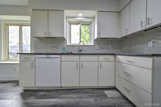 1569 Oak Grove Drive, Walled Lake, MI 48390