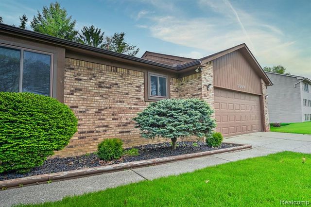 1569 Oak Grove Drive, Walled Lake, MI 48390