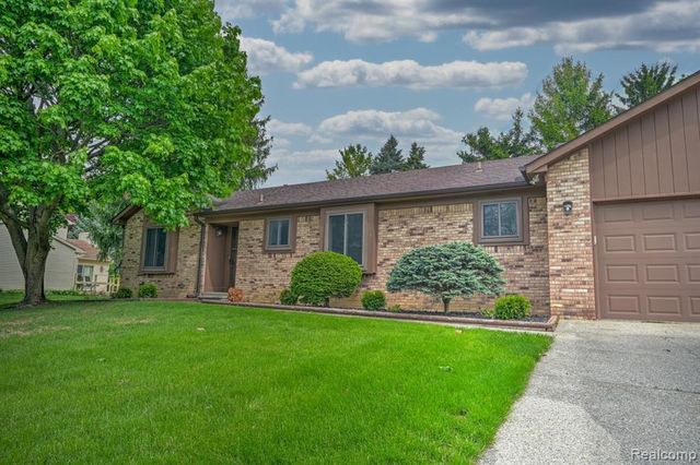 1569 Oak Grove Drive, Walled Lake, MI 48390