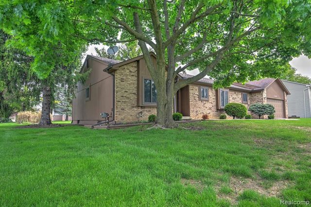 1569 Oak Grove Drive, Walled Lake, MI 48390