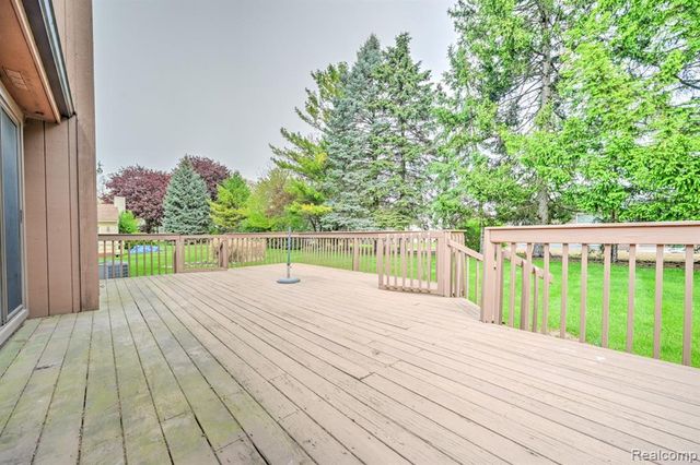 1569 Oak Grove Drive, Walled Lake, MI 48390