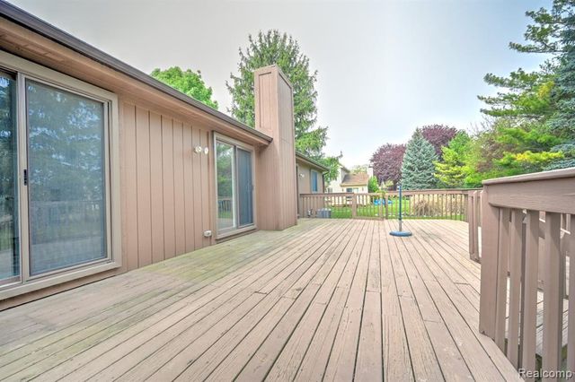 1569 Oak Grove Drive, Walled Lake, MI 48390