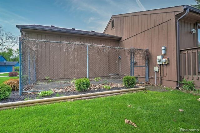 1569 Oak Grove Drive, Walled Lake, MI 48390