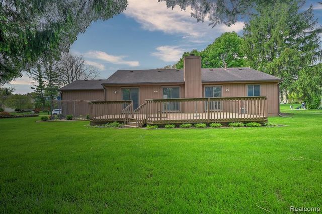 1569 Oak Grove Drive, Walled Lake, MI 48390