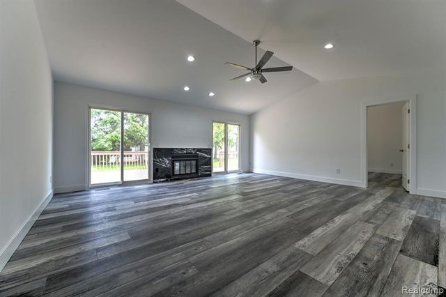 1569 Oak Grove Drive, Walled Lake, MI 48390