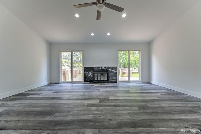 1569 Oak Grove Drive, Walled Lake, MI 48390