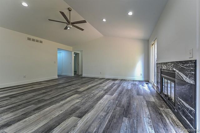 1569 Oak Grove Drive, Walled Lake, MI 48390
