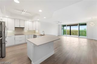 425 Cove Tower DR 403, Naples, FL 34110