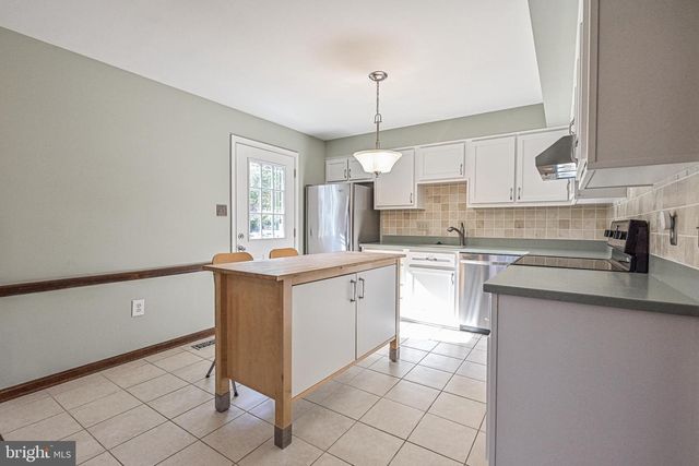 7046 LEESTONE ST, Springfield, VA 22151