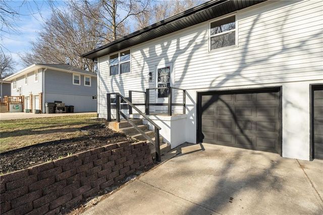 901 SW Speas Drive, Blue Springs, MO 64014