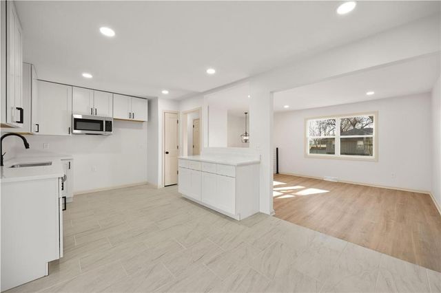 901 SW Speas Drive, Blue Springs, MO 64014