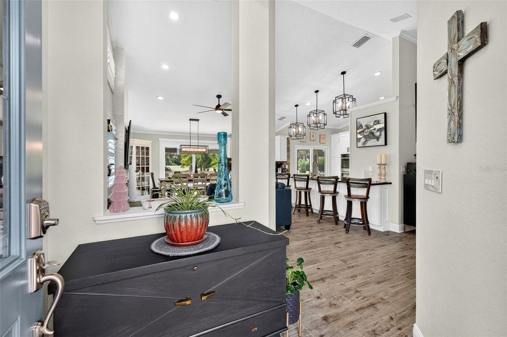 Image 8 of property listing at 6806 PLEASANT HILL ROAD, Bradenton, FL 34203