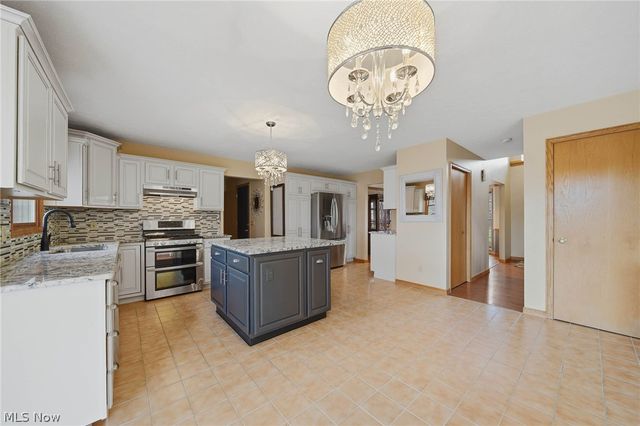 1365 Vermillion Drive, New Franklin, OH 44203