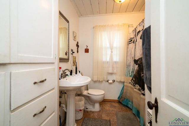 1201 E Washington Pl, Marshall, TX 75670