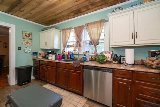 1201 E Washington Pl, Marshall, TX 75670