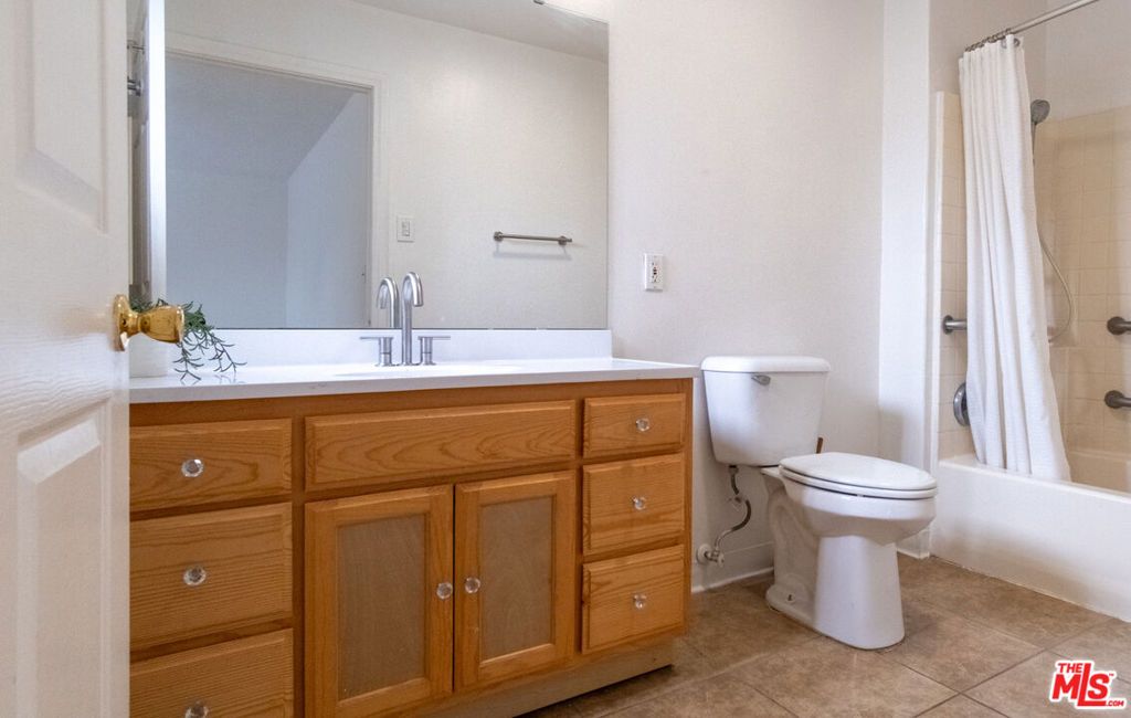 Image 11 of property listing at 8714 S Wilton Place, Los Angeles, CA 90047
